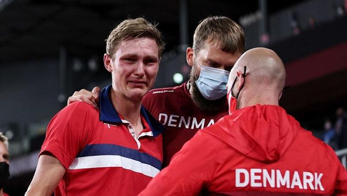 Những giọt nước mắt hạnh phúc của Axelsen sau trận đấu