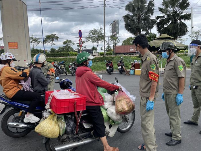 Lực lượng chức năng kiểm tra giấy đi đường của người dân.