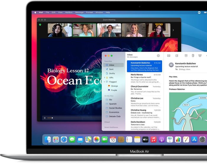  Nhờ Apple M1, MacBook trở thành thiết bị có khả năng xử lý mạnh mẽ. Apple chọn đây là lý do thứ 2 để người dùng hướng đến. Theo thử nghiệm của hãng, MacBook Air M1 nhanh hơn 3,5 lần so với phiên bản dùng chip Intel Core i7 có cùng RAM và SSD. Máy được nâng cấp khả năng hoạt động đa nhiệm và đáp ứng tốt những tác vụ nặng. 