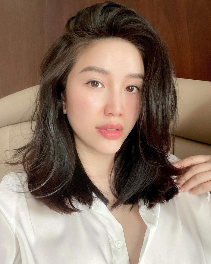  Trên trang cá nhân, Bảo Thy tiết lộ cô đã suy nghĩ khá lâu trước khi quyết định tự cắt ngắn tóc sau 3 tháng không được đến salon. Giọng ca 33 tuổi được khen trẻ trung hơn sau khi cắt tóc đến ngang vai. Mái tóc dày mượt, bồng bềnh của cô cũng nhận được sự quan tâm của khán giả, người hâm mộ muốn Bảo Thy tiết lộ bí quyết chăm sóc tóc. 