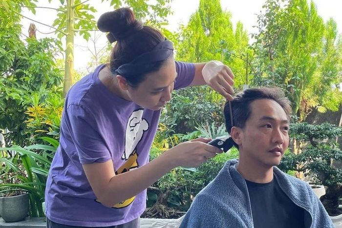  Đàm Thu Trang cắt tóc giúp Cường Đô La vì salon tóc ở TP.HCM đều đóng cửa từ tháng 5. Cường Đô La nhận xét tay nghề của vợ ngày càng cao, cắt đẹp không kém thợ chuyên nghiệp. 