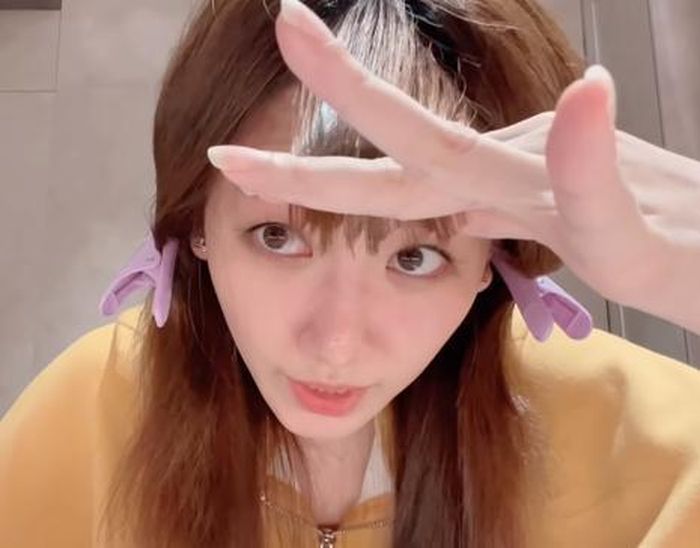  Hari Won hướng dẫn cắt tóc mái thưa theo kiểu Hàn Quốc. Nữ ca sĩ chia phần mái thành nhiều lọn nhỏ, với phần tóc chính giữa cô cắt theo đường zic-zac, tóc ở hai bên mai được tỉa chéo đến ngang cằm. Kiểu mái này giúp bà xã Trấn Thành trẻ trung hơn tuổi. 