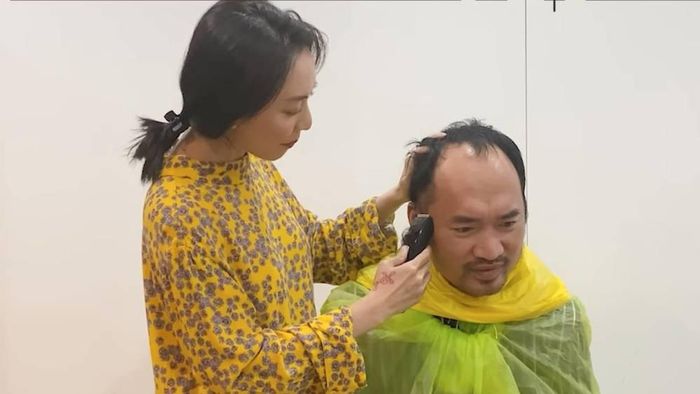  Thu Trang cũng mua tông đơ về để cắt tóc giúp chồng. Tuy nhiên, thay vì cắt gọn theo kiểu cũ, nữ diễn viên đã cạo hết tóc của Tiến Luật. 