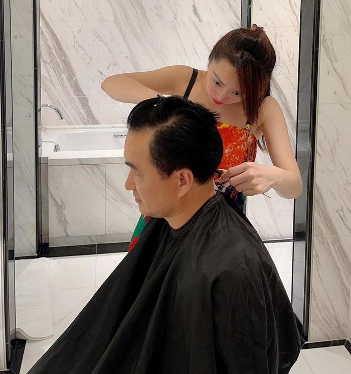  Chi Bảo cũng được vợ Thùy Chang cắt tóc gúp. Vợ nam diễn viên từng bình luận ở bài đăng của diễn viên Lê Phương về việc cắt tóc cho chồng. 