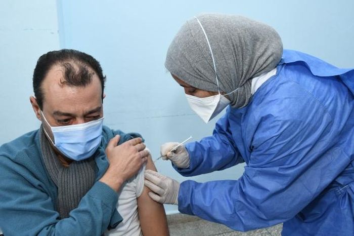 Tiêm vaccine ngừa COVID-19 cho người dân tại Khemisset, Maroc. Ảnh: THX/TTXVN