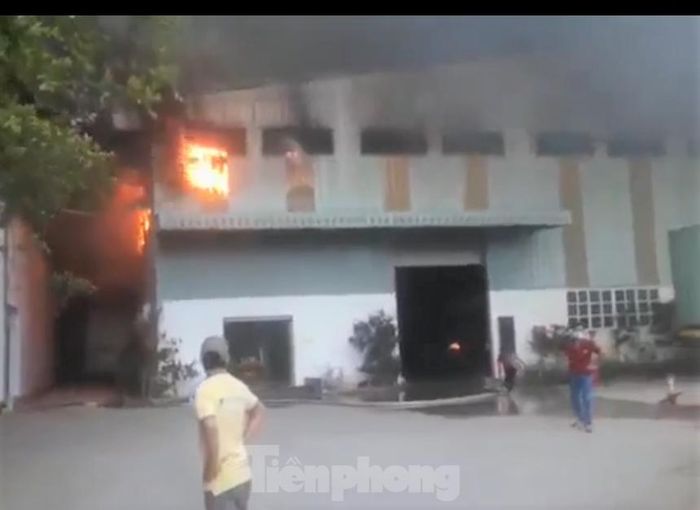 Vụ hỏa hoạn khiến tài sản bên trong nhà xưởng bị thiêu rụi, may mắn không ai bị thương
