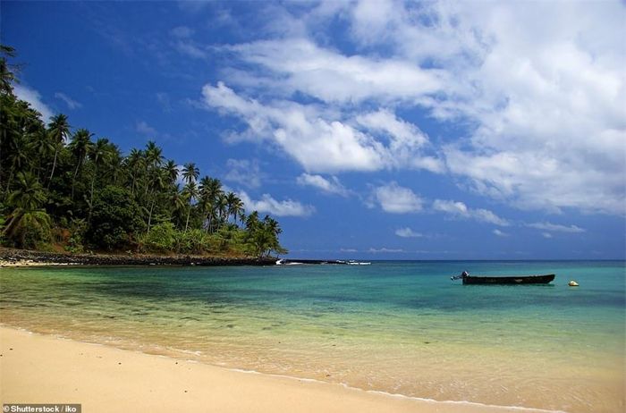 “São Tomé &amp; Príncipe là điểm đến an toàn và thân thiện đối với du khách. Người dân địa phương chú trọng phát triển du lịch sinh thái, với việc bảo vệ rừng được đặt lên hàng đầu”, tạp chí du lịch Lonely Planet viết.