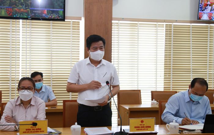 Giám đốc Sở Y tế Hoàng Quốc Hương báo cáo công tác phòng, chống dịch Covid-19 trên địa bàn.