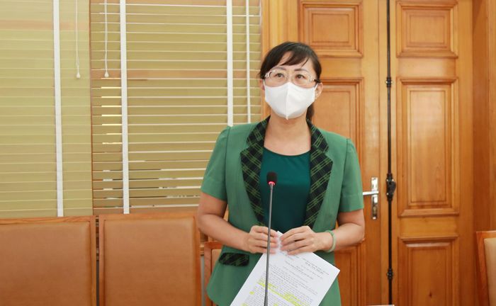 Phó Chủ tịch UBND tỉnh Giàng Thị Dung phát biểu tại phiên họp.