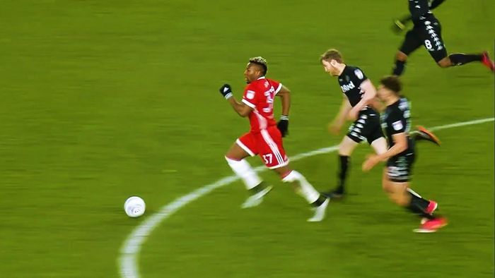 Vận tốc tốt nhất mà Traore có được ở mùa giải 2020/21 là 36,25 km/h. Ở mùa giải 2019/20, anh từng đạt vận tốc 36,97 km/h, là cầu thủ chạy nhanh nhất Ngoại hạng Anh lúc đó.