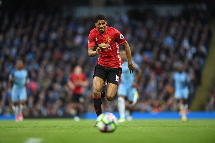 Chân sút của Manchester United, Marcus Rashford, xếp ở vị trí thứ 2 với tốc độ trung bình 31,7 km/h. Tiền đạo người Anh bắt đầu chơi bóng đá ở vị trí thủ môn, nhưng sau đó được các HLV đôn lên đá tiền đạo vì sở hữu tốc độ tốt.