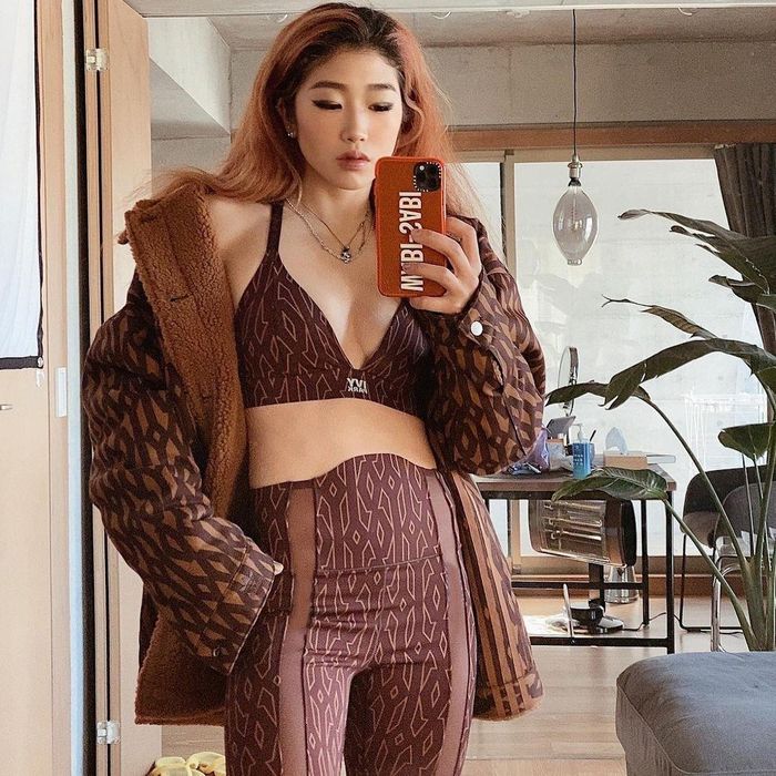 Gu thời trang của Nonaka thể hiện rõ tính cách năng động, ưa thoải mái. Cô nàng chuộng áo crop top kết hợp các loại quần khác nhau để tôn lên vẻ đẹp của vòng eo thon gọn.