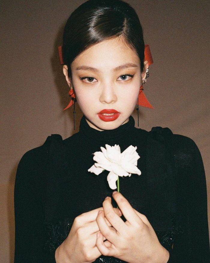  Thành viên nhóm BlackPink cho biết cô đang cố gắng chăm sóc cơ thể thật tốt. “Tôi cẩn thận và chăm sóc bản thân tốt hơn sau chấn thương mắt cá chân. Tôi tập pilates thường xuyên và cẩn thận để không bị ốm hoặc chấn thương. Lý do là tôi luôn muốn thể hiện những mặt tốt và lành mạnh nhất”, Jennie nói. 