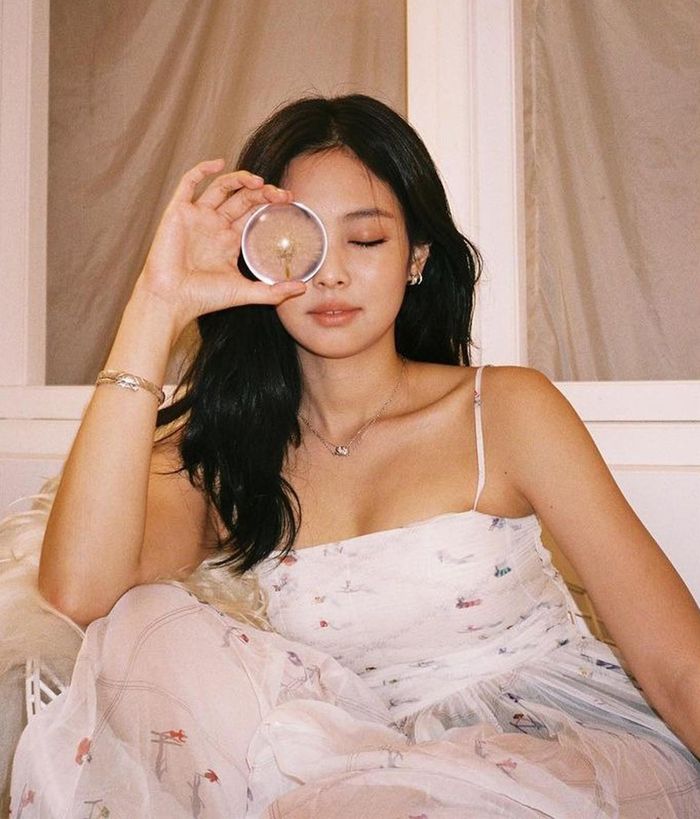Khi được hỏi về sự tự tin trong việc chọn lựa phong cách, Jennie trả lời: “Tôi rất biết ơn khi có những người tốt xung quanh, họ luôn tiếp thêm sức mạnh cho tôi. Tôi chịu trách nhiệm đưa ra quyết định, vì vậy tôi tin tưởng vào cảm giác, phán đoán của bản thân và tự mình tiến lên phía trước. Tuy nhiên, khi cần điều chỉnh, tôi sắp xếp mọi thứ trước khi đi ngủ. Đó là cách khiến tôi yên tâm hơn”.