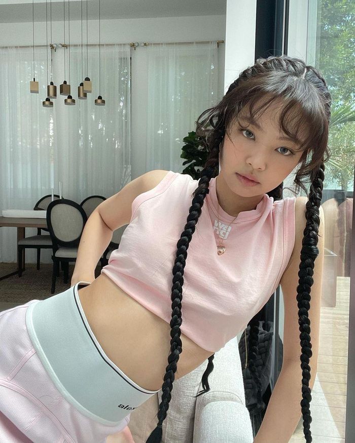  Hình ảnh mới nhận được 6,7 triệu lượt thích sau một ngày đăng tải trên trang cá nhân của Jennie. Đây là những hình ảnh cô chụp cho tạp chí ELLE. Trong bài phỏng vấn với ELLE, Jennie cho biết cô luôn cố gắng truyền tải thông điệp của âm nhạc không chỉ bằng thính giác mà cả hình ảnh. 