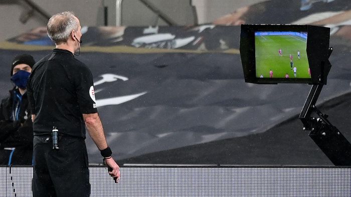 Ban tổ chức Premier League đã thông báo các thay đổi trong các quyết định của trọng tài chính, cũng như của Hệ thống video hỗ trợ trọng tài (VAR) xử lý những tình huống quay chậm.