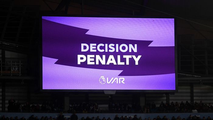 Quyết định của Premier League được đưa ra sau khi các cầu thủ và CLB ở giải đấu đều thống nhất rằng các trọng tài chỉ nên thổi phạt đền cho những tình huống phạm lỗi rõ ràng. Ở mùa giải 2020/21, với tác động của VAR, có tổng cộng 125 quả phạt đền đã được thổi ở Premier League. Đó là một kỷ lục của giải đấu.