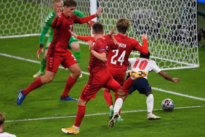 Với luật mới của Premier League, tình huống ngã xuống của Raheem Sterling trong trận gặp Đan Mạch ở bán kết Euro 2020 sẽ không được xác định là tình huống phải thổi phạt đền. Ở tình huống đó, Sterling đã ngã xuống khi cầu thủ Đan Mạch không có tiếp xúc rõ ràng với anh.
