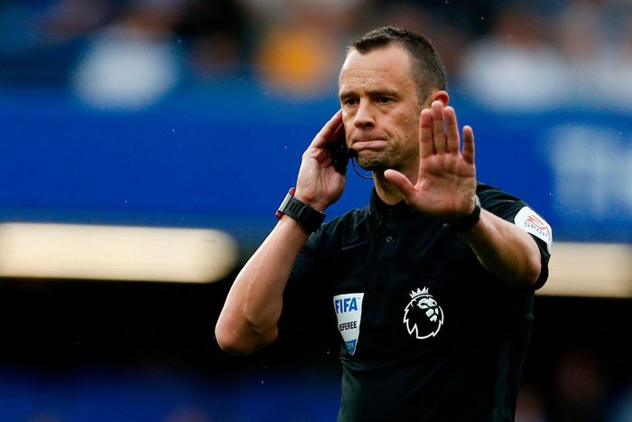Cựu trọng tài Mike Riley, người điều hành công tác trọng tài của Premier League giải thích với quy định mới, các trọng tài sẽ tập trung xem xét kỹ hơn tiếp xúc của cầu thủ phòng ngự đến cầu thủ tấn công. Nếu tác động không đủ lớn và không đủ rõ ràng, sẽ không có phạt đền. Nếu các trọng tài nhận định không chính xác về tình huống phạt đền, VAR sẽ can thiệp và đảo ngược quyết định đó.