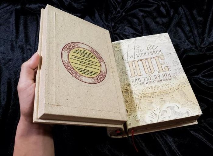 Bản sách đặc biệt “Hồi ức về Kinh thành Huế đầu thế kỷ XIX” của Thái Hà Books làm bằng giấy trúc chỉ