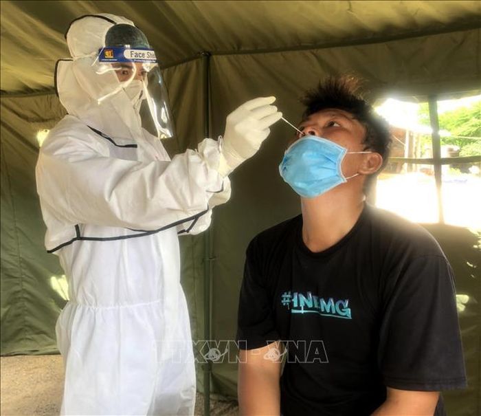 Lấy mẫu test nhanh cho các thuyền viên. Ảnh: Lê Ngọc Phước/TTXVN