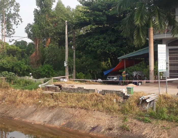 Thi thể người đàn ông chết bên gốc cây ở khu 7, phường Hải Yên đang được công an phong tỏa điều tra.