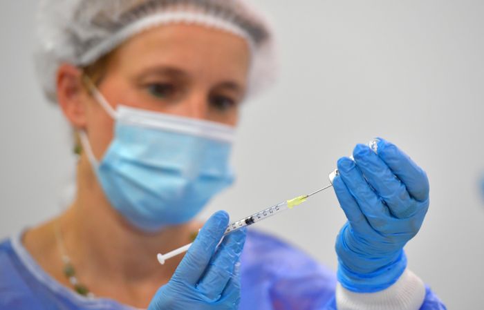  Tính an toàn của vaccine Covid-19 là một trong những mối quan tâm hàng đầu của người dân. Ảnh: Reuters. 