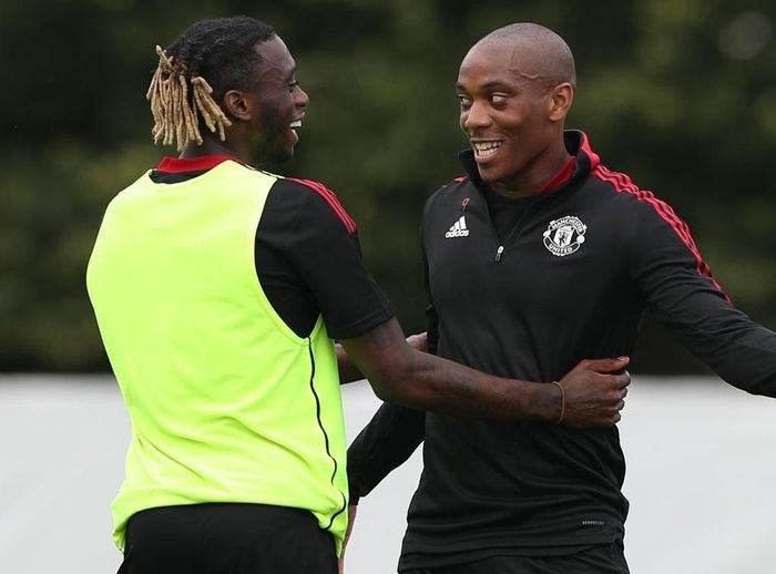 Anthony Martial (phải) đã hồi phục chấn thương 100%. Tiền đạo người Pháp nhiều khả năng đá chính giai đoạn đầu mùa bởi Cavani chưa có thể trạng tốt nhất. 
