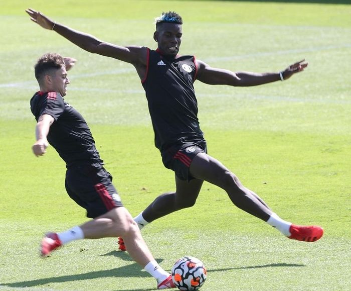  Một tuần qua, tương lai của Pogba là đề tài nóng trên các mặt báo. Có thông tin cho rằng tiền vệ người Pháp sẽ rời MU để chuyển đến PSG. Dù vậy, Manchester Evening News cho biết vấn đề chuyển nhượng không tác động đến Pogba. Tiền vệ sinh năm 1993 đang thuộc biên chế MU, tham gia tập luyện đầy đủ và chuyên nghiệp, thay vì gây áp lực để ra đi. 