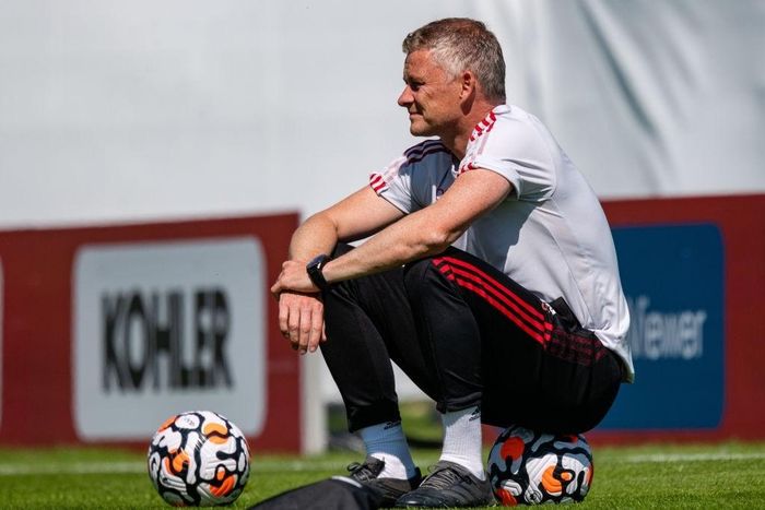  HLV Ole Gunnar Solskjaer đã được ban lãnh đạo MU đáp ứng trong việc chiêu mộ Jadon Sancho và Raphael Varane. Trong hôm nay, Sancho có buổi tập đầu tiên cùng MU. Trong khi đó, Varane cần hoàn tất một số thủ tục để ra mắt CLB. 