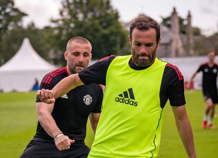  Luke Shaw (trái) được chẩn đoán gãy xương sườn trong thời gian thi đấu ở Euro 2020. Dù vậy, bác sĩ MU vẫn cho phép hậu vệ tuyển Anh trở lại tập luyện. 