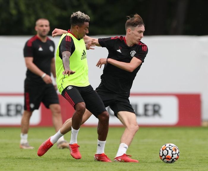  Bên cạnh Pogba, Jesse Lingard (trái) là cầu thủ tiếp theo chưa ấn định tương lai ở MU. Mùa trước, Lingard bị đẩy đến West Ham theo hợp đồng cho mượn. Tiền vệ người Anh tỏa sáng và trở lại CLB chủ quản, nhưng chưa chắc trụ lại đội hình MU cho mùa 2021/22. 