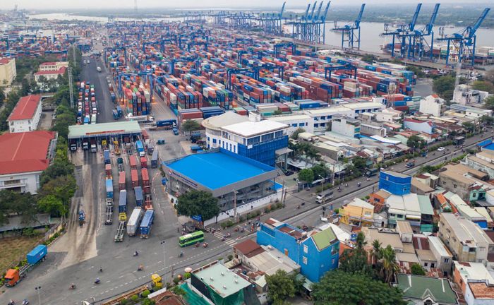 Theo số liệu của Tân Cảng Sài Gòn, lượng container hàng nhập mà khách hàng lấy khỏi cảng trong 3 tuần trở lại đây giảm 16,6%. Ảnh: Quỳnh Danh.