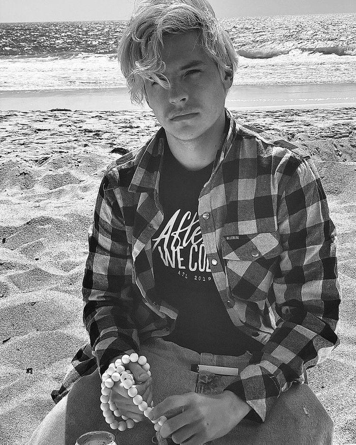 Ngày 5/8, người mẫu Barbara Palvin đăng ảnh tình cảm nhân dịp sinh nhật bạn trai Dylan Sprouse. Cô viết: "Chúc mừng anh chàng đẹp trai, tốt bụng, hài hước nhất trên Trái Đất này. Đồng thời cũng là cộng sự của em trong mọi trò chơi. Em yêu anh". Ở phần bình luận, nhiều fan gửi lời chúc mừng cặp sao. Họ đã bên nhau hơn ba năm. 