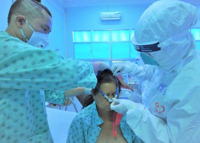  Trường cùng nhân viên y tế chăm sóc cho bệnh nhân cao tuổi. 