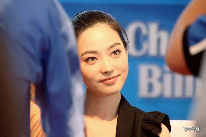 Trên mạng xã hội, hình ảnh nữ cơ thủ billiards Cha Yu Ram đang thu hút sự chú ý của khán giả. Cô được khen đẹp như minh tinh và có khả năng thành công nếu lấn sân sang showbiz. Loạt ảnh của Cha Yu Ram được cho là gợi liên tưởng tới nhiều ngôi sao hàng đầu như Thư Kỳ, Song Hye Kyo, Shin Se Kyung, Mông Gia Tuệ...