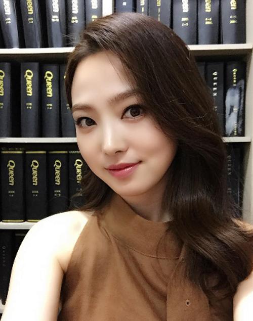Hiện tại, Cha Yu Ram ít tham gia thi đấu quốc tế, chỉ xuất hiện trong một số giải đấu giao hữu trong nước. Trận đấu gần nhất của người đẹp 34 tuổi là ngày 21/7. Cô đã kết hôn với mối tình đầu là nhà văn Lee Ji Sung vào năm 2015 và có 2 con. Nhan sắc trẻ trung ở tuổi 34 của Cha Yu Ram cũng nhận được nhiều lời khen ngợi từ khán giả Hàn Quốc.