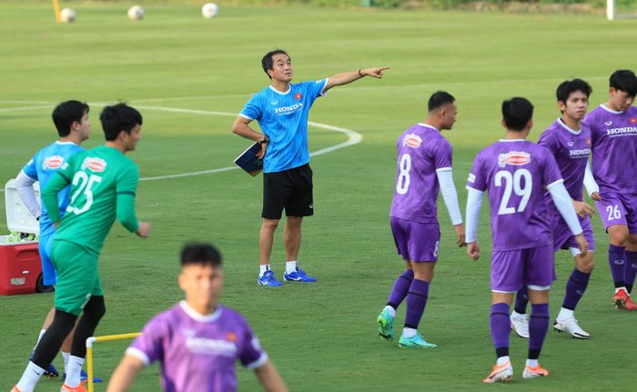  Người chỉ đạo buổi tập vẫn là trợ lý Lee Young-jin. Lúc này, HLV trưởng Park Hang-seo đang phải cách ly y tế. 