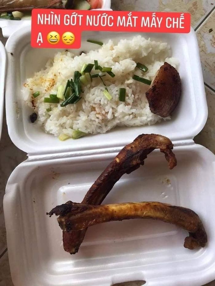 Tuy nhiên, khi nhận đồ ăn về, cô gái này đã "giận tím người" bởi hộp cơm sườn trứng này lại trông sơ sài vô cùng. Đỉnh điểm là phần sườn trông chẳng khác gì "que củi".