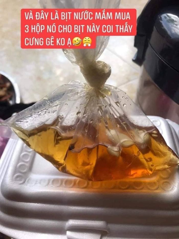 Thậm chí, cô gái đặt đến 3 phần cơm nhưng chỉ được tặng 1 "nhúm" nước mắm đi kèm, có lẽ còn chẳng đủ cho 1 suất ăn. Sau khi nhận hàng, cô đã đăng đàn lên MXH "bóc phốt" về màn thảm họa mua hàng online dở khóc dở cười này.