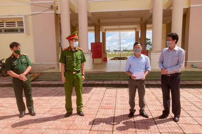 Tặng quà cho cán bộ làm nhiệm vụ tại khu cách ly