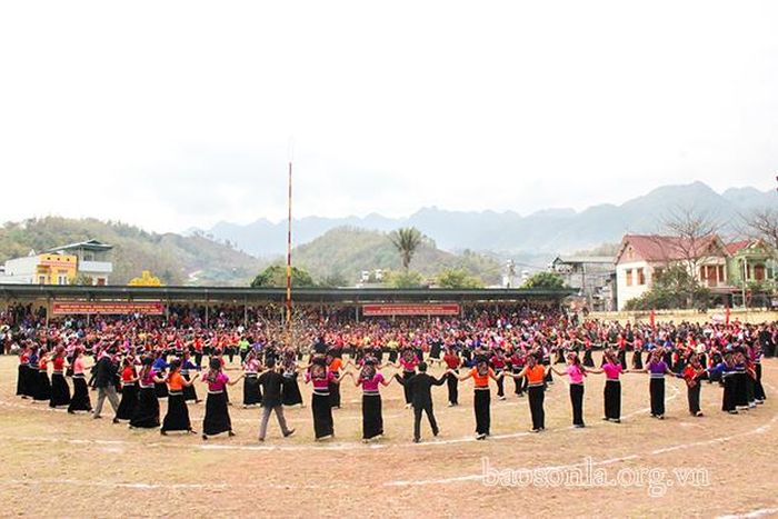 Vòng xòe đoàn kết của người dân huyện Yên Châu.