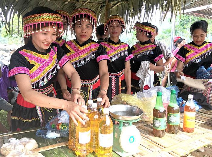 Dầu lạc Phúc Sơn được bày bán tại chợ quê của xã.