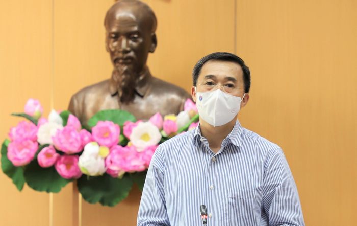 Thứ trưởng Bộ Y tế Trần Văn Thuấn dự thính cuộc họp của Hội đồng đạo đức trong nghiên cứu y sinh học quốc gia. Ảnh: Nhiên Nguyễn.