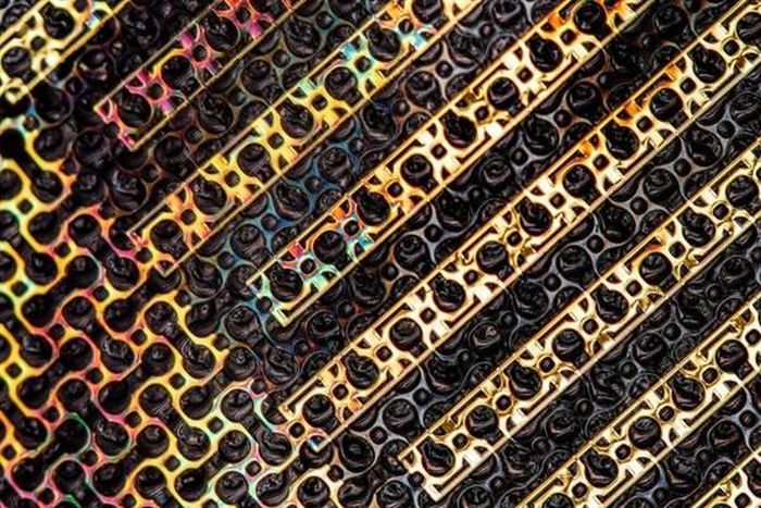 Các kỹ sư đã phát triển một loại “da điện tử” không thấm mồ hôi - một miếng dán dính có cảm biến, giúp theo dõi sức khỏe của một người.