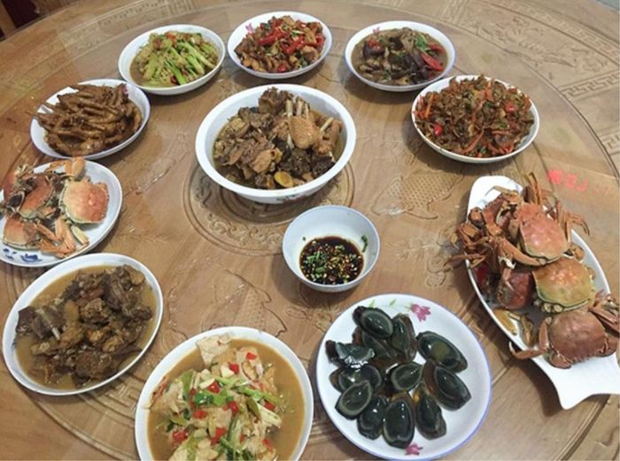 Bữa cơm đầu tiên chào đón Ling Dong quay về nhà.