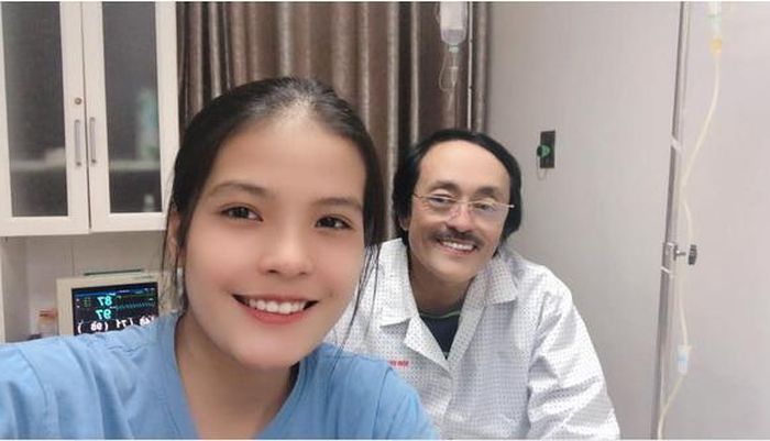 Con gái túc trực chăm sóc nghệ sĩ Giang Còi trị bệnh.