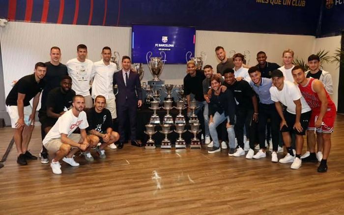 Sau buổi họp báo dài gần một tiếng vào chiều 8/8 (giờ Hà Nội), Lionel Messi cùng đồng đội chụp hình lưu niệm bên bộ sưu tập danh hiệu đồ sộ của anh trong 17 năm khoác áo Barcelona.