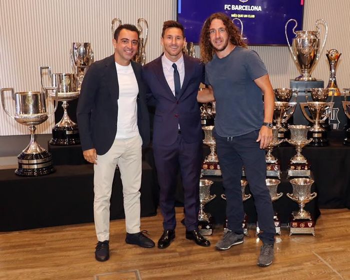 Hai cựu danh thủ và cũng là đồng đội cũ của Messi, Xavi và Carles Puyol, có mặt tại Camp Nou để chứng kiến những chia sẻ xúc động của "El Pulga".