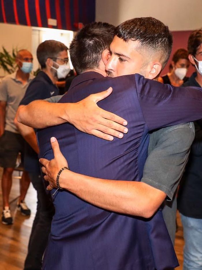 Cái ôm thắm thiết của những người bạn lâu năm tại Barcelona. Alba và Pique là hai trong những cầu thủ có mối quan hệ thân thiết với Messi. Ngay khi thấy Messi khóc ở đầu buổi họp báo, Alba cũng rưng rưng nước mắt.